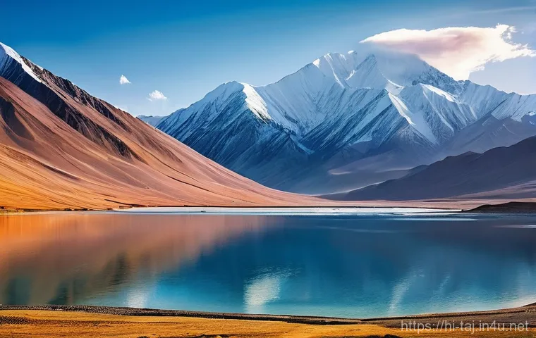타지키스탄에서의 자연 경관 촬영지 - **Prompt:** A majestic, wide-angle shot of Karakul Lake in the Pamir Mountains of Tajikistan during ...